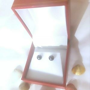 Black Cultured Pearl stud